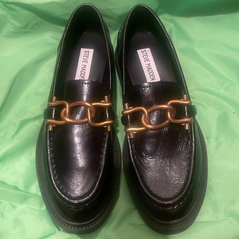 Steve Madden women’s size 6.5 black oxford loafer with gold chain detail EUC
